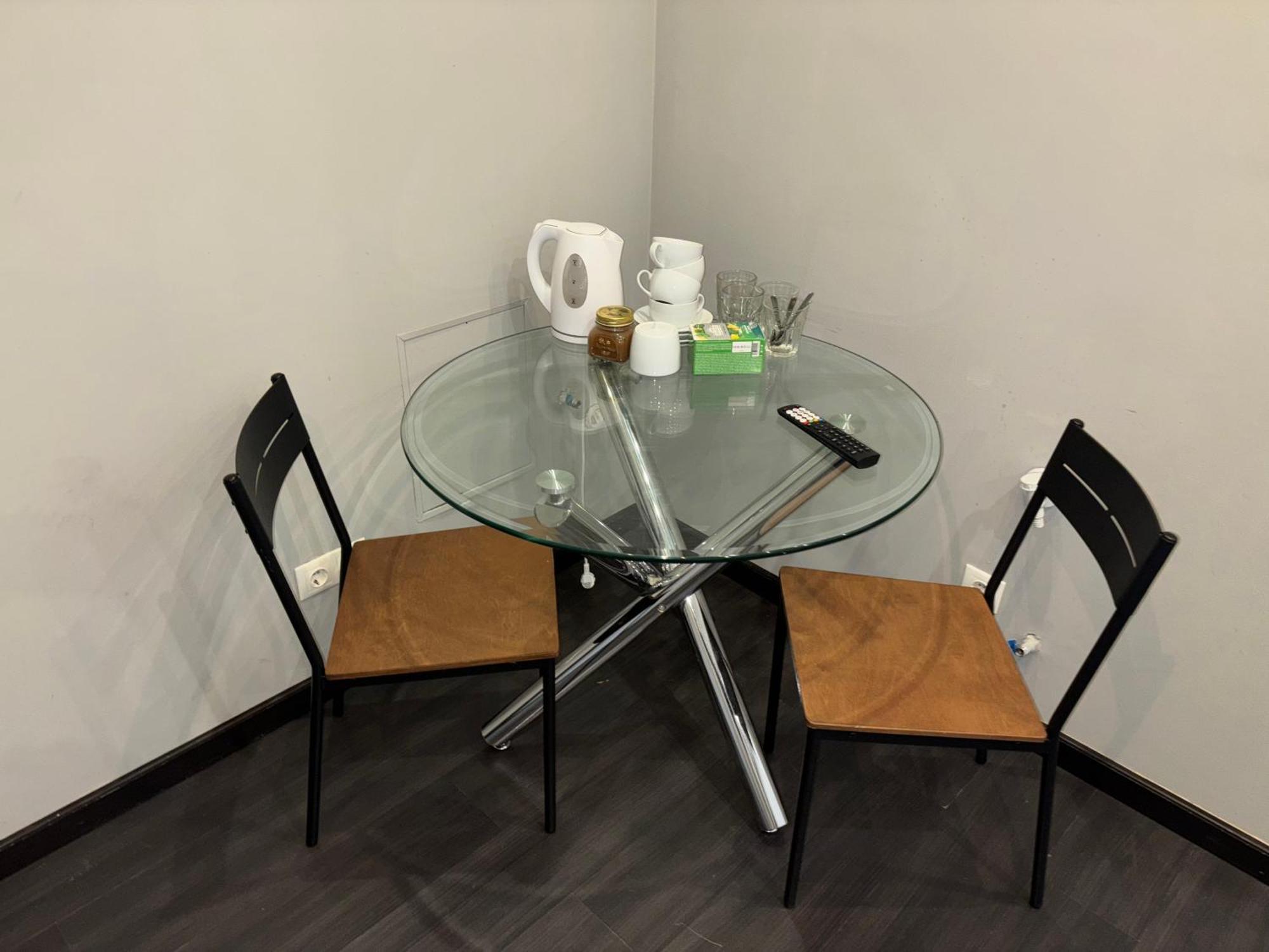 Aparthotel Рига Екстериор снимка A glass table